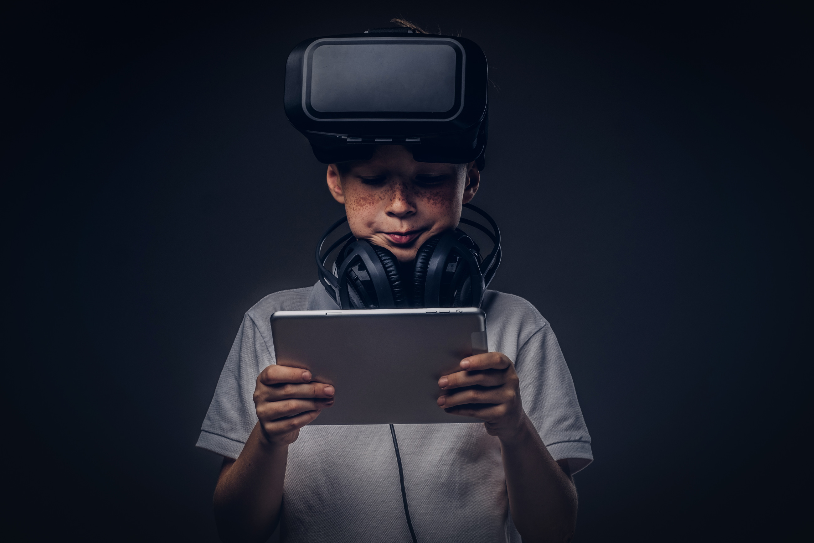 Student s VR brýlemi a tabletem
